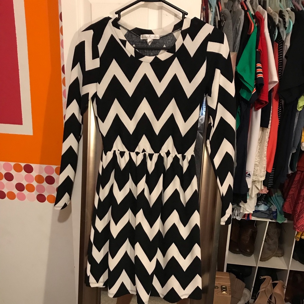 Long sleeve black and white dress!!